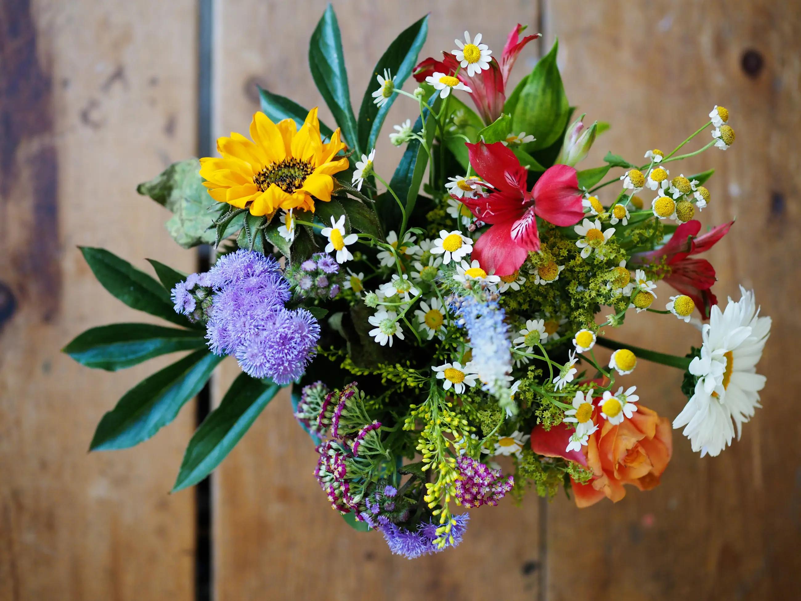 Seasonal Flower Arrangements: Stunning Fall Florals for October Brides. Desktop Image